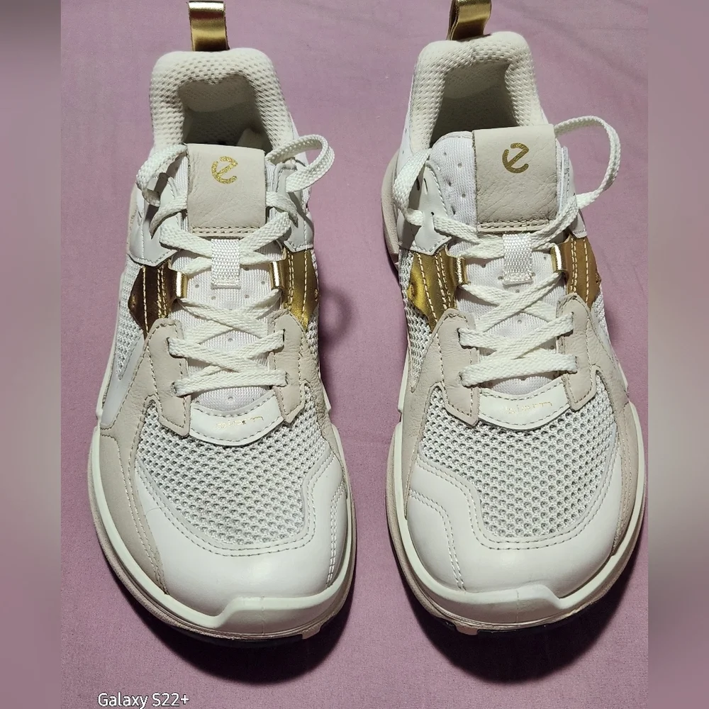 ECCO BIOM 2.2 TRAINERS GOLD. Size 7 - 7.5